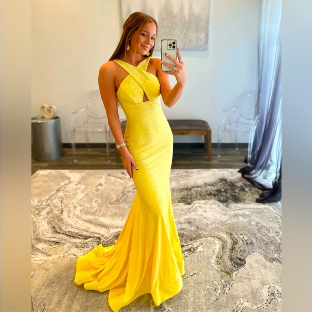Beautiful Berlinnova yellow prom size 6